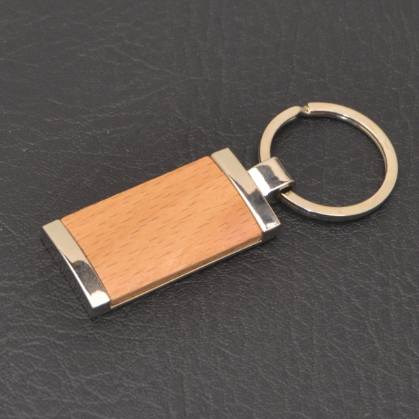 Schlüsselanhänger aus Metall mit Holzeinsatz